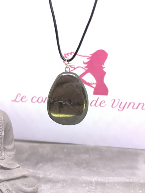 Pendentif hématite monté sur cordon
