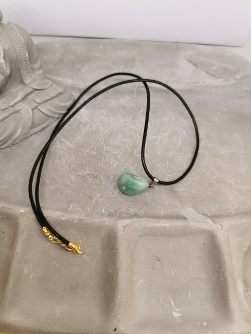pendentif aventurine vert clair cordon noir