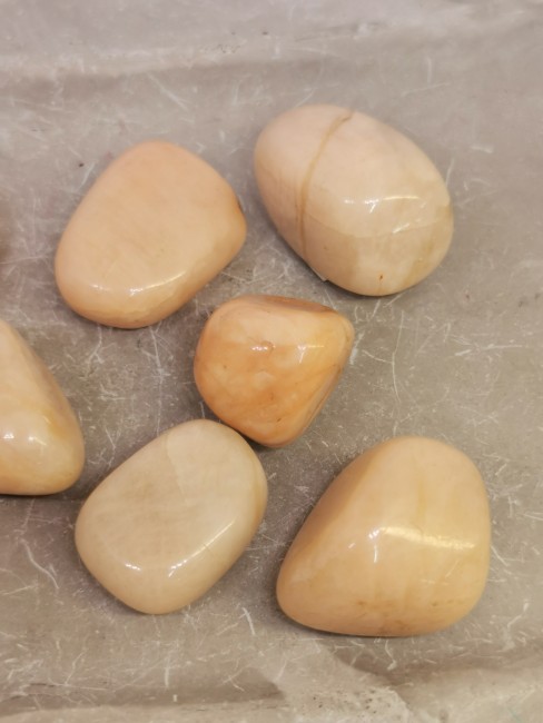 pierre de lune rose galet poli