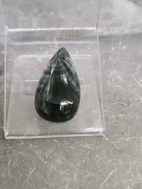 Pierre de séraphinite polie forme goutte, nuances vert noir argenté, minéral rare