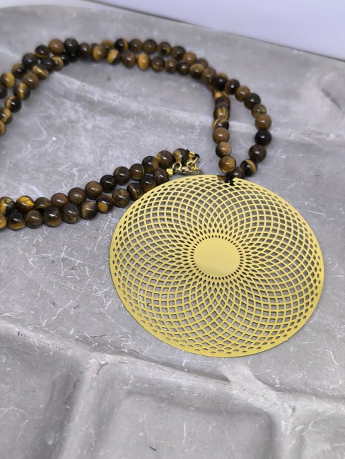 Détail du motif vortex géométrique en plaqué or symbolisant mouvement et expansion énergétique. Médaillon Vortex 7 cm – Bijou Énergétique Plaqué Or