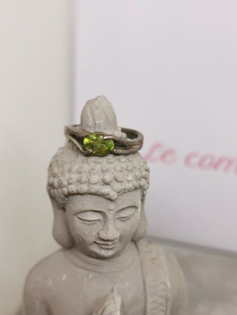 Bague en péridot naturel montée sur argent, taille 50, pierre verte lumineuse. Bague péridot naturel argent taille 50