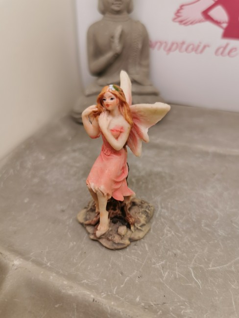 Figurine fée rose assise