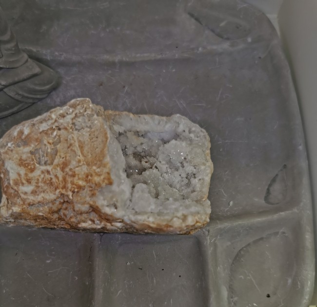 Pierre naturelle géode cristal de roche