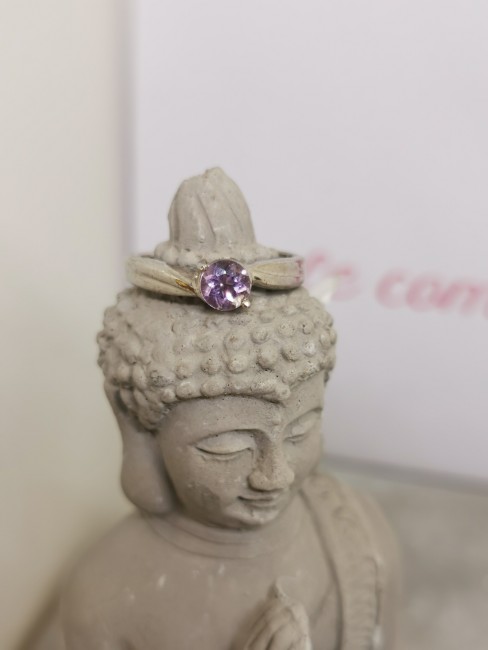 Bijou élégant avec améthyste facettée éclatante et monture en argent. Bague argent avec pierre violette améthyste