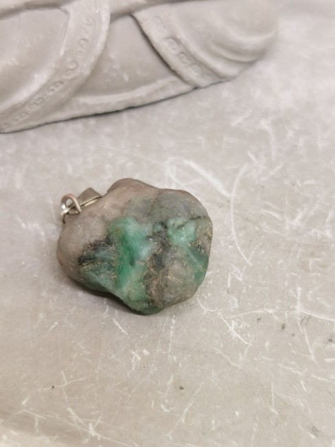 Pendentif en émeraude brute naturelle verte