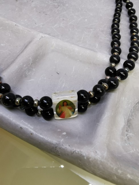 Bijou en agate noire monté en acier inoxydable