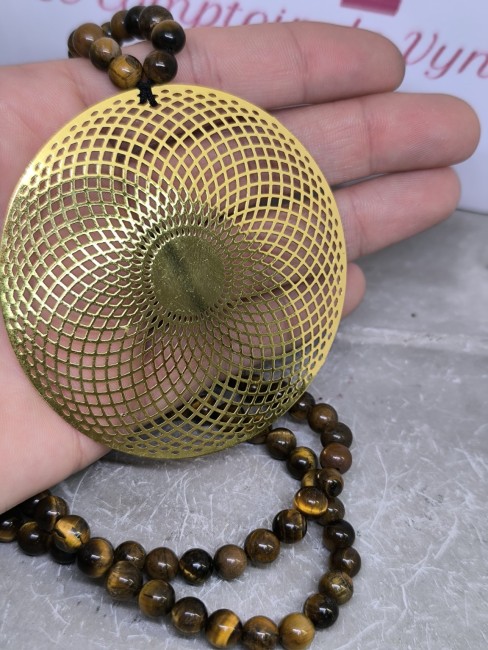 Collier artisanal haut de gamme en plaqué or et pierre naturelle, symbole de protection et transformation. Bijou Énergétique Plaqué Or – Création Vynnie