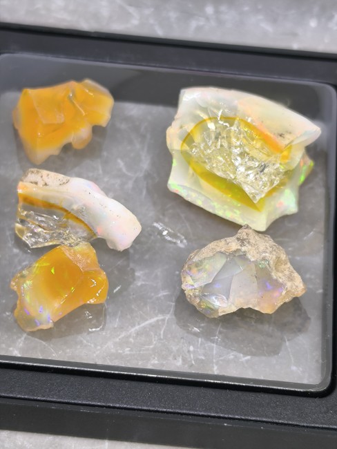 Lot de 5 opales brutes multicolores Lot d’opales éthiopiennes multicolores brillantes