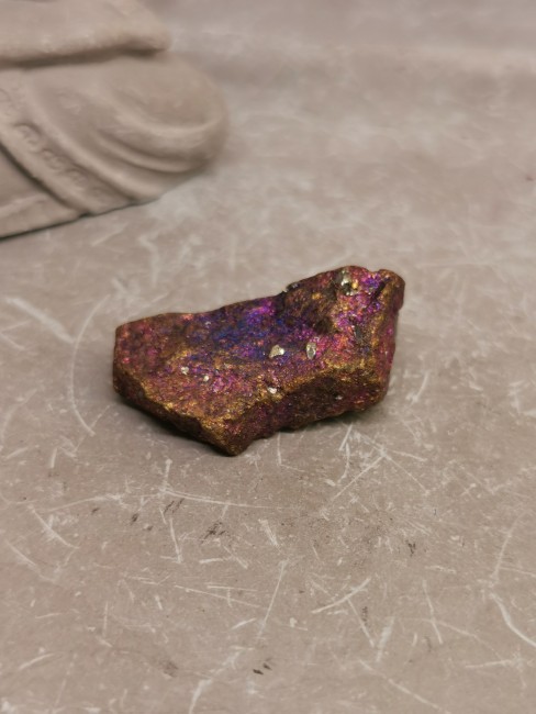 pierre naturelle bornite brute colorée