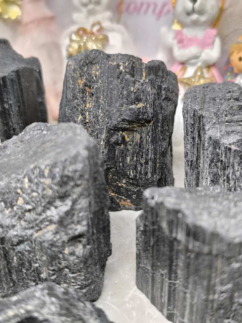 Tourmaline noire brute – Le Comptoir de Vynnie Tourmaline noire brute naturelle sur base plate – Pierre de protection