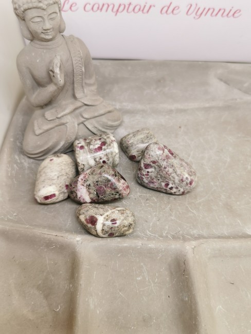 rubis cordiérite pierre verte et rose