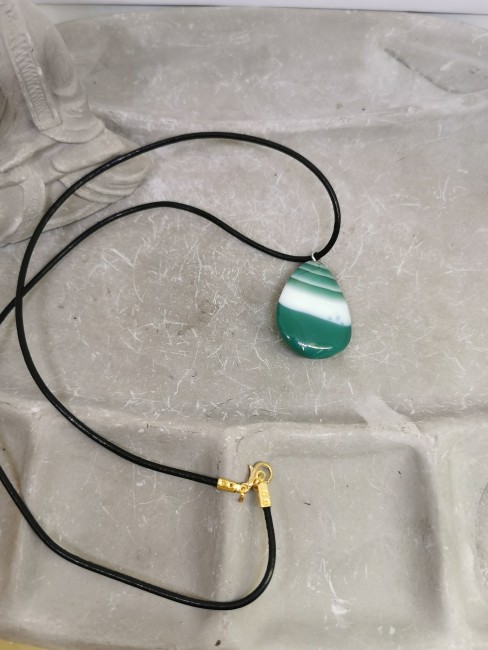 collier agate teintée vert blanc