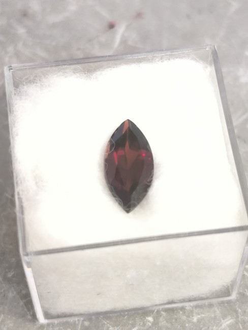 Pierre grenat taillée de qualité supérieure