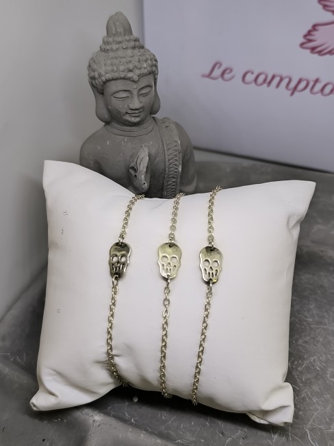 Accessoire symbolique argenté. Bracelet masculin tête de mort