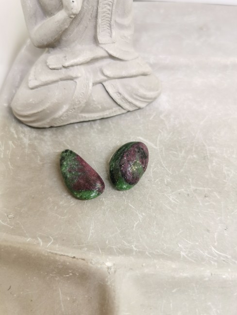 rubis sur zoïsite pierre roulée