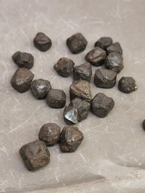 magnétite pierre géométrique naturelle