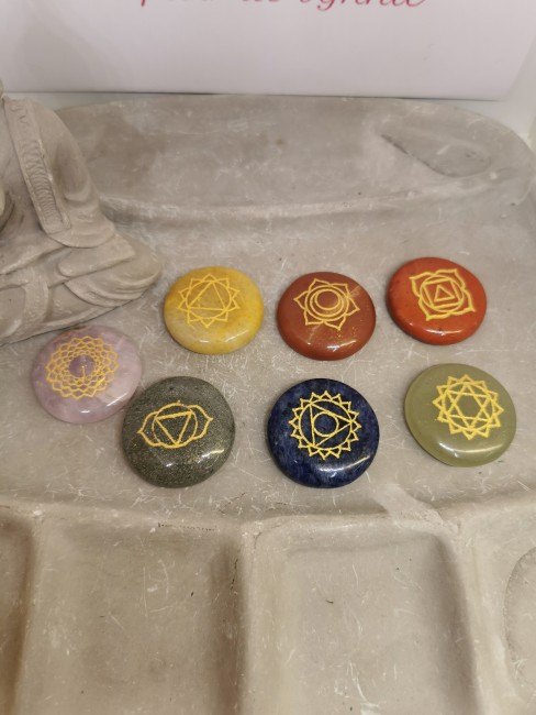 galets chakras gravés