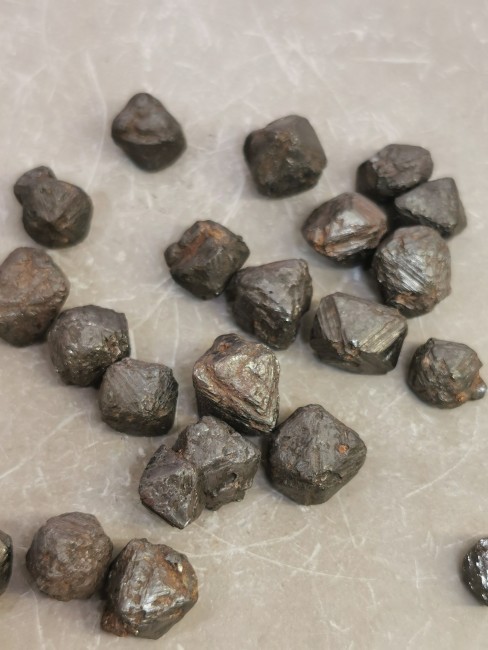 pierre brute magnétite naturelle