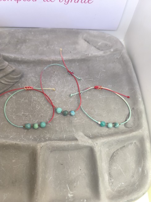 Pierre sérénité et communication. Bracelet amazonite cordon rouge