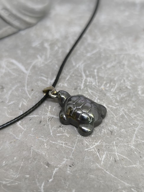 Pendentif tortue hématite monté sur cordon