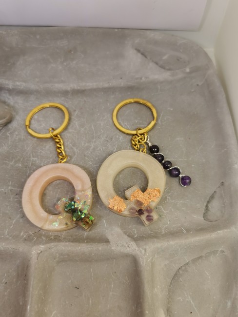 porte clé Q pierre naturelle amethyste