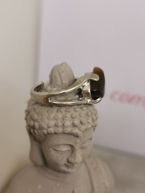 Bijou élégant avec pierre brun doré aux reflets chatoyants. Bague acier inoxydable argent œil de tigre