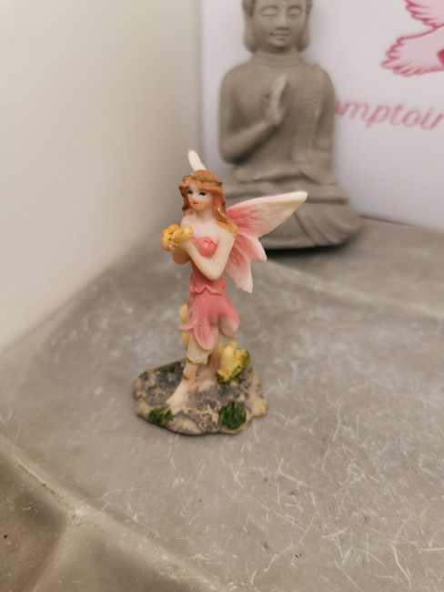 Fée rose douceur et harmonie Fée violette debout ailée