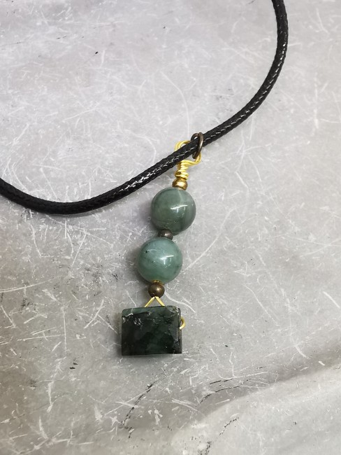 Collier artisanal émeraude bien-être collier artisanal émeraude et câble doré