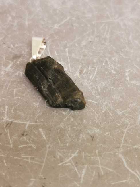 Verdélite naturelle avec bélière argent