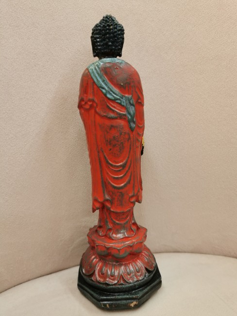 Bouddha avec touches dorées mains tête pieds