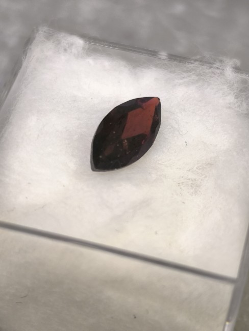 Pierre grenat facettée rouge Pierre grenat facettée forme navette