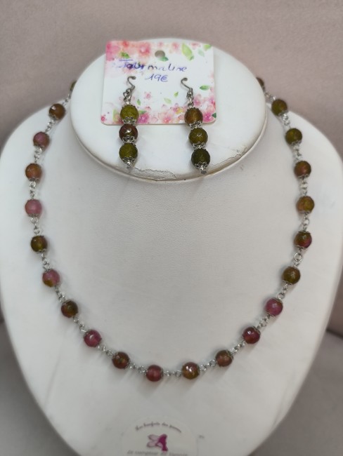 Ensemble bijou élégant en tourmaline melon d’eau facettée collier et boucles d’oreilles Détail des perles facettées en tourmaline melon d’eau rose et verte ensemble boucles d’oreilles et collier