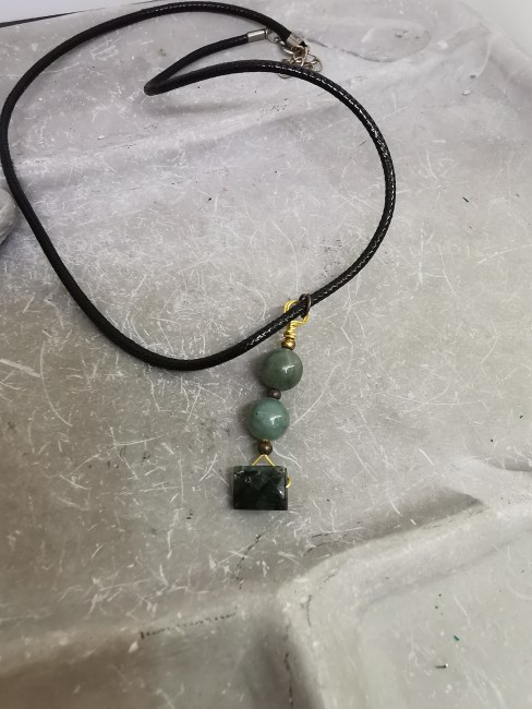 Émeraude facettée montée sur câble doré pendentif émeraude perles rondes et pierre carrée