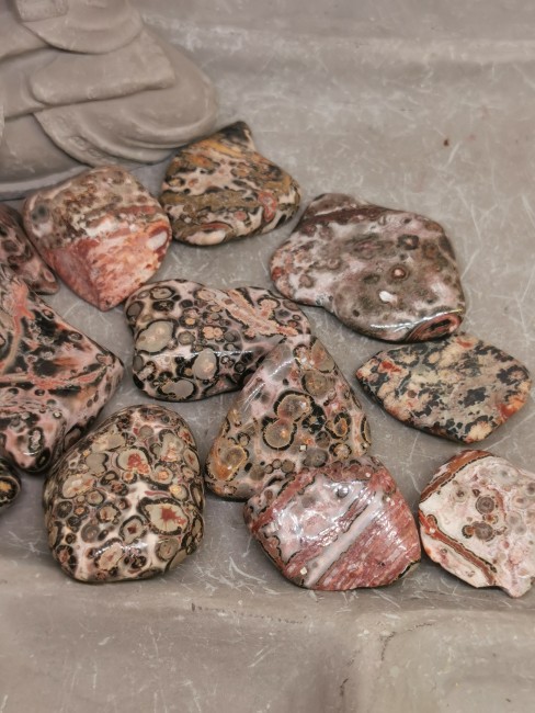 pierre naturelle jaspe léopard motifs