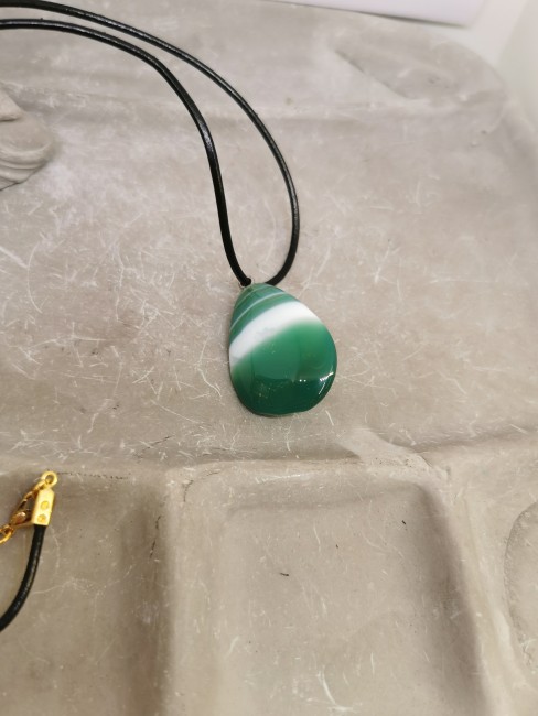 pendentif pierre goutte verte