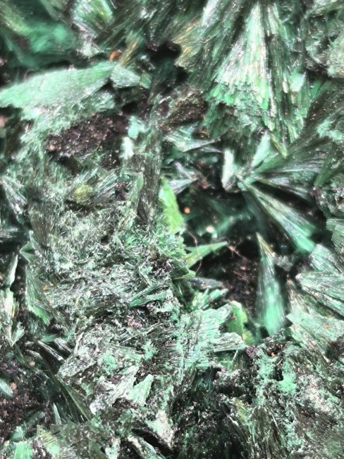 pierre malachite brute structure fibreuse cristaux