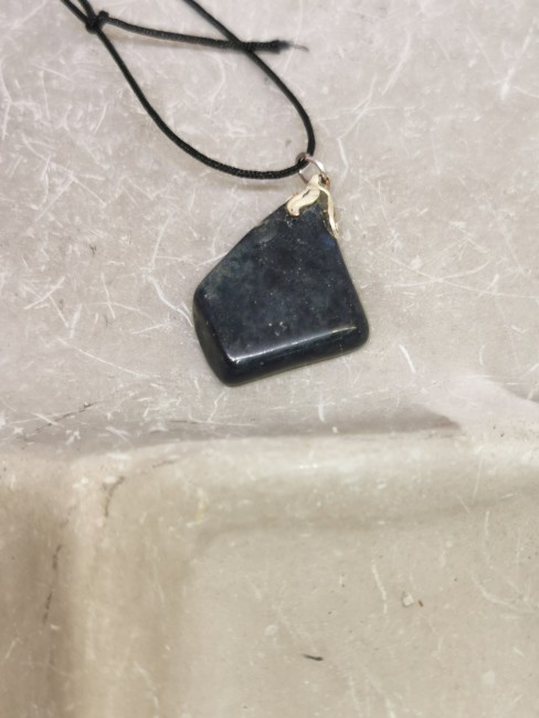 pendentif lapis lazuli bleu profond poli