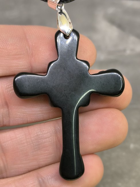 pendentif croix pierre naturelle noire