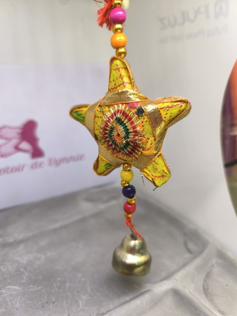 Décorations traditionnelles indiennes en tissu recyclé – artisanat éthique de Jaipur – étoile jaune Décorations indiennes artisanales en tissu recyclé à suspendre avec grelots – étoile jaune