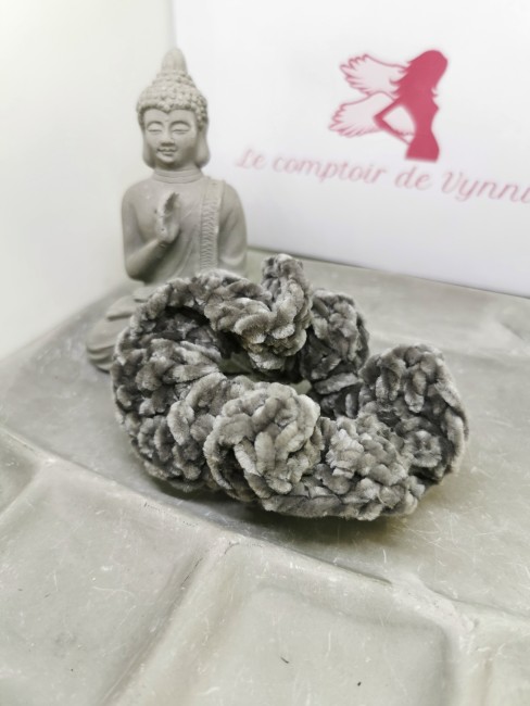 Découvrez ce chouchou artisanal gris nuancé, confectionné à la main par Vynnie. Moelleux, tendance et parfait pour attacher vos cheveux sans les abîmer. Chouchou Velours Gris Marbré – Accessoire Cheveux Artisanal