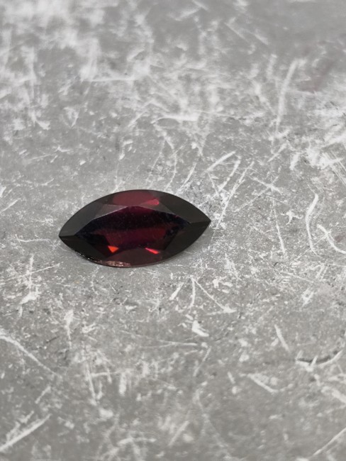 Pierre grenat facettée pour création de bijoux