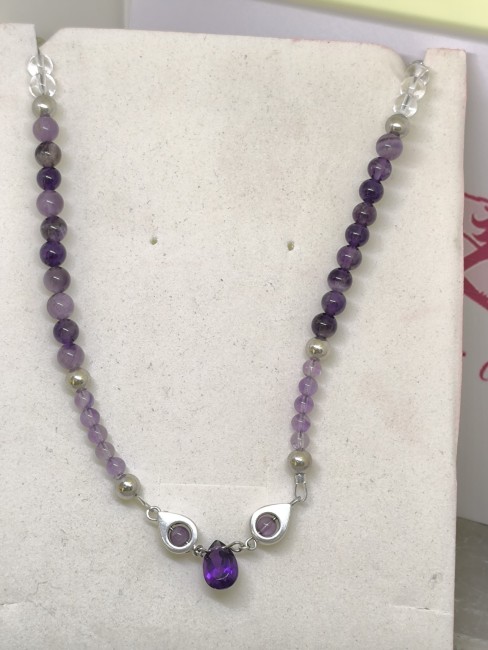collier améthyste perles violettes avec pendentif facetté violet et éléments argentés