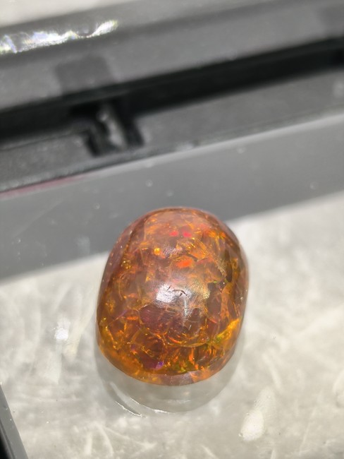 Cabochons d’opale de feu aux reflets flamboyants Pierre opale de feu marron jaune aux jeux de lumière intenses