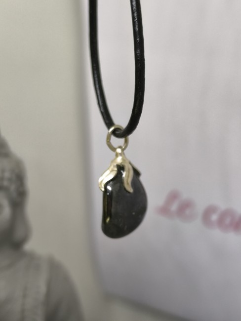 Pendentif hématite monté sur cordon