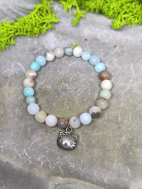 Bracelet enfant en amazonite naturelle avec pampille Hello Kitty en zamak monté à la main par Vynnie