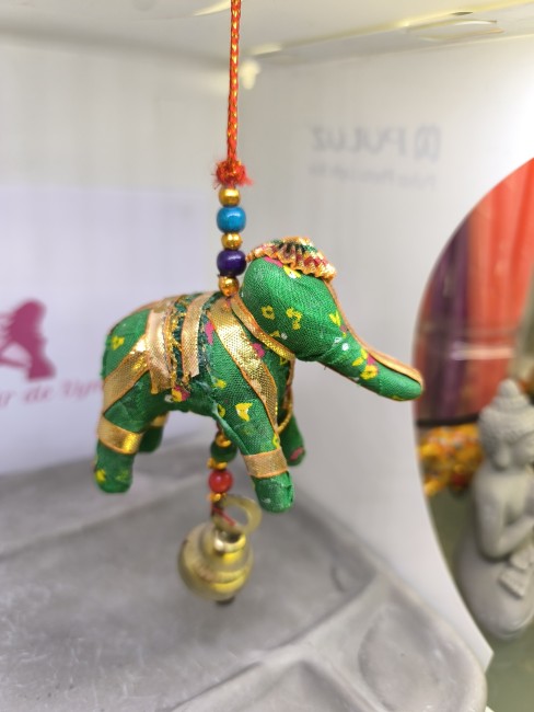 Décorations indiennes artisanales en tissu recyclé à suspendre avec grelots – éléphant vert