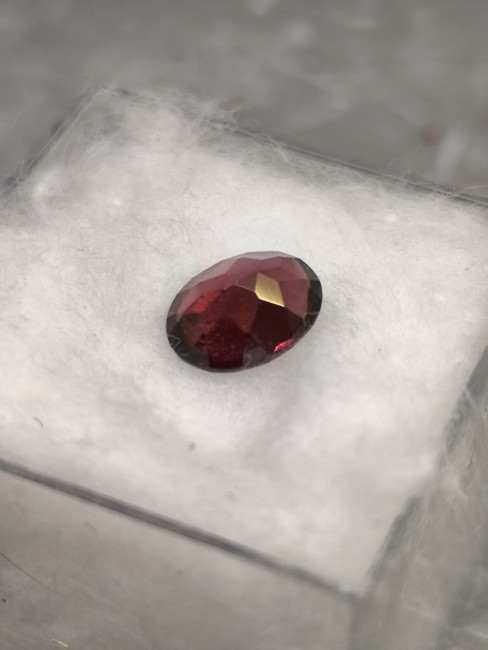 Pierre grenat facettée forme ovale