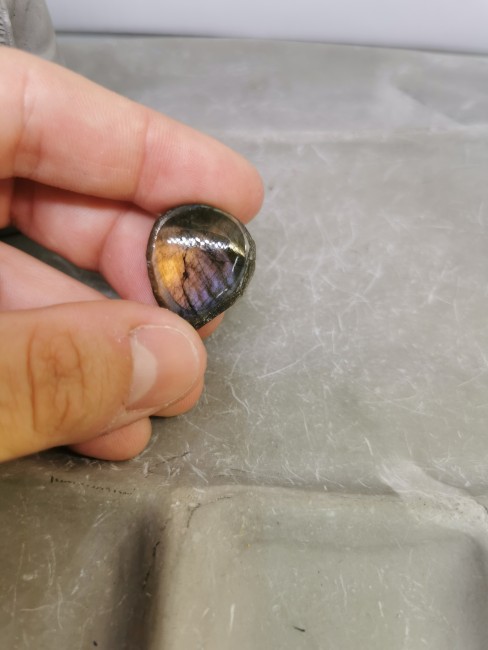 labradorite reflets dorés violets