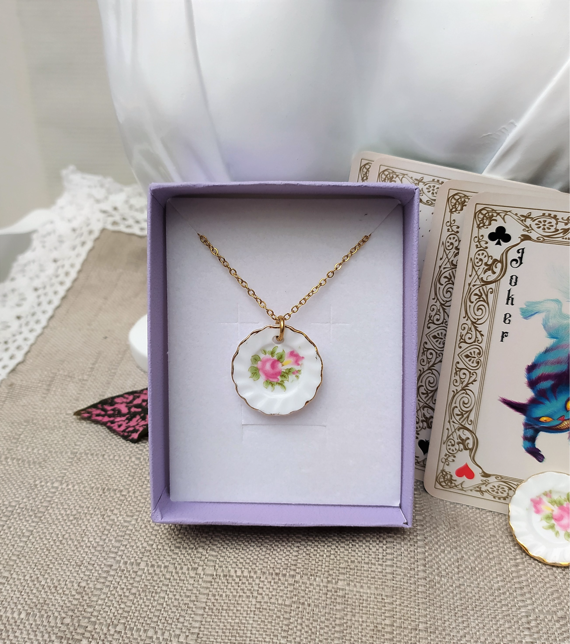 Ces colliers allient nostalgie, élégance et originalité, offrant un style incomparable et poétique. 